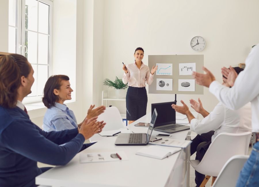 Adaptación al Entorno y Estrategia